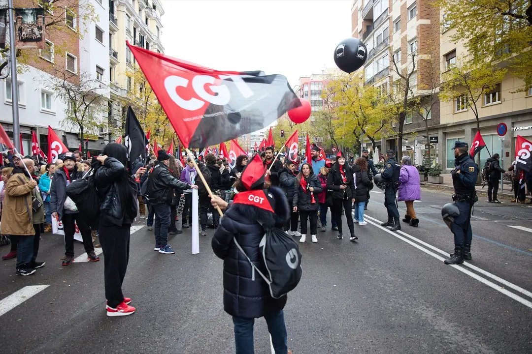 Un grupo de personas con banderas de la CGT en la manifestaci&oacute;n. E.P. / Jes&uacute;s Hell&iacute;n