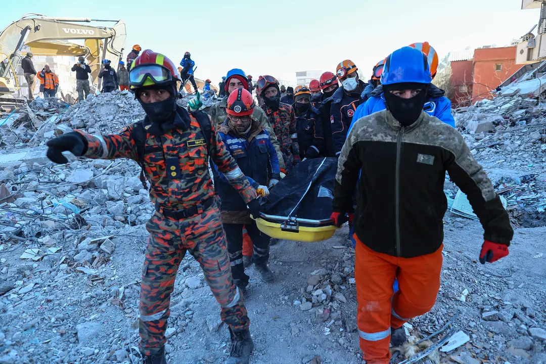 Personal de emergencia rescata a una persona entre los escombros de un edificio colapsado. EFE / STR