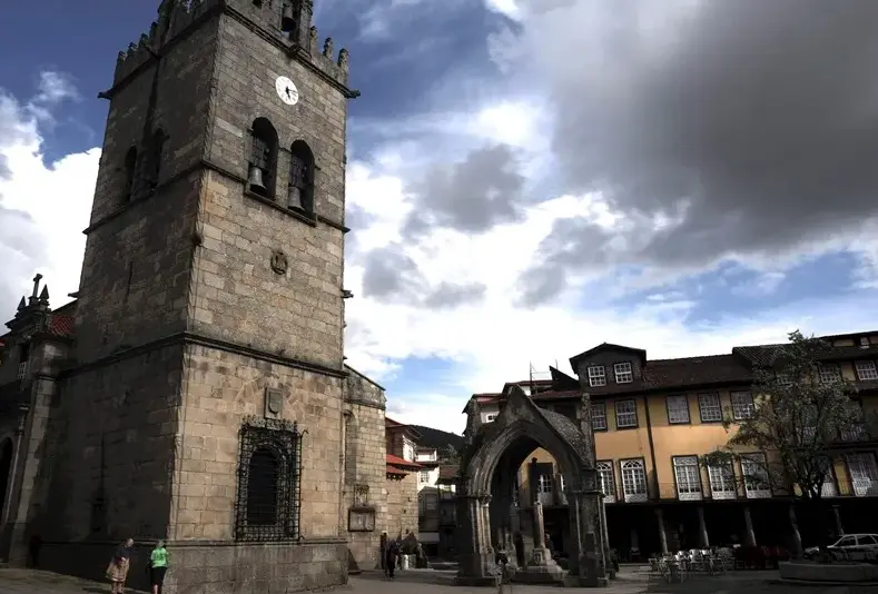 Vista de la iglesia Nossa Senhora da Oliveira en Guimaraes, Portugal. EFE/Hugo Delgado