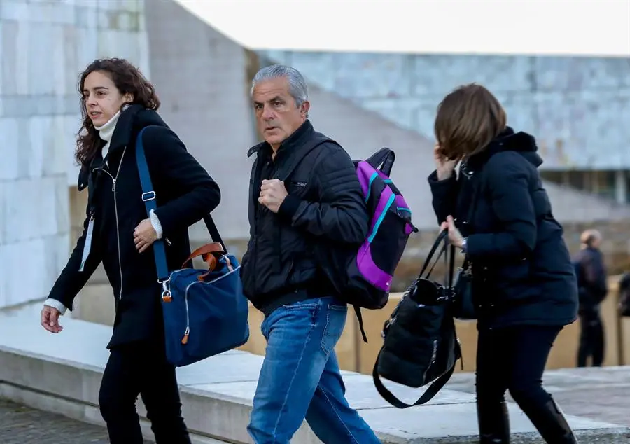 El presidente de Apafas y v&iacute;ctima del accidente del tren Alvia, Crist&oacute;bal Gonz&aacute;lez Rabad&aacute;n (c), a su llegada este martes a la Ciudad de la Cultura. EFE / Xo&aacute;n Rey