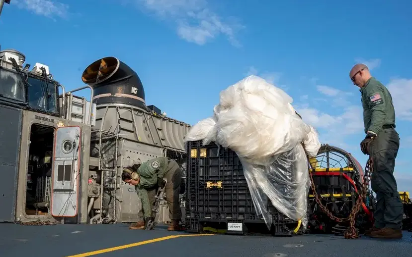 Imagen facilitada por la Marina de los EE. UU. que muestra los restos de un supuesto globo esp&iacute;a chino que sobrevolaba el espacio a&eacute;reo estadounidense. EFE / U.S.Marina