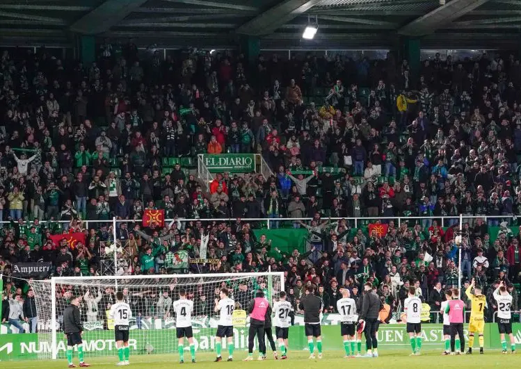 Los jugadores del Racing agradecen el apoyo durante el partido a la Gradona De Los Malditos, que volvi&oacute; a recuperar sus elementos de animaci&oacute;n. / LALIGA