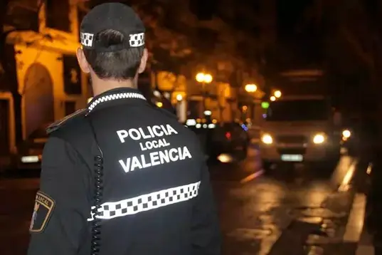 Agente de Polic&iacute;a Local en una intervenci&oacute;n. / PLV