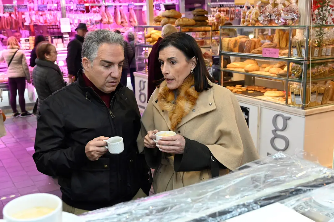 La alcaldesa de Santander, Gema Igual y El&iacute;as Bendodo en Santander. / ALERTA