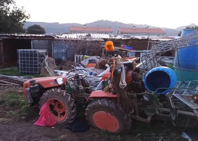 Tractor bajo el que qued&oacute; atrapado un hombre en Castro Urdiales. / BCU