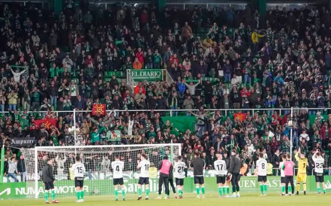 Los jugadores del Racing agradecen a La Gradona el apoyo recibido durante el partido. LALIGA