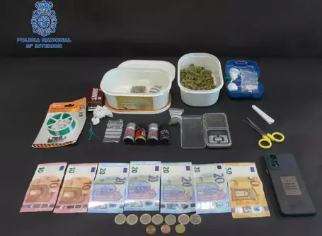 Sustancias estupefacientes y objetos intervenidos al detenido. / PLM