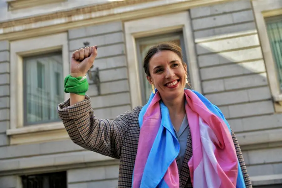 La ministra de Igualdad, Irene Montero, posa para los fot&oacute;grafos tras la aprobaci&oacute;n de la ley trans, este jueves, a la salida del Congreso de los Diputados, en Madrid. La ley trans ha salido adelante este jueves en el Congreso con los apoyos del PSOE, Unidas Podemos y el bloque de la investidura tras superar las discrepancias entre los socios de Gobierno y parte del movimiento feminista por las diferencias de criterios sobre los menores trans y la autodeterminaci&oacute;n de g&eacute;nero. EFE/Unidas Podemos/Dani Gago SOLO USO EDITORIAL/ SOLO USO PERMITIDO PARA ILUSTRAR LA NOTICIA QUE ACOMPA&Ntilde;A/ (CR&Eacute;DITO OBLIGATORIO)
