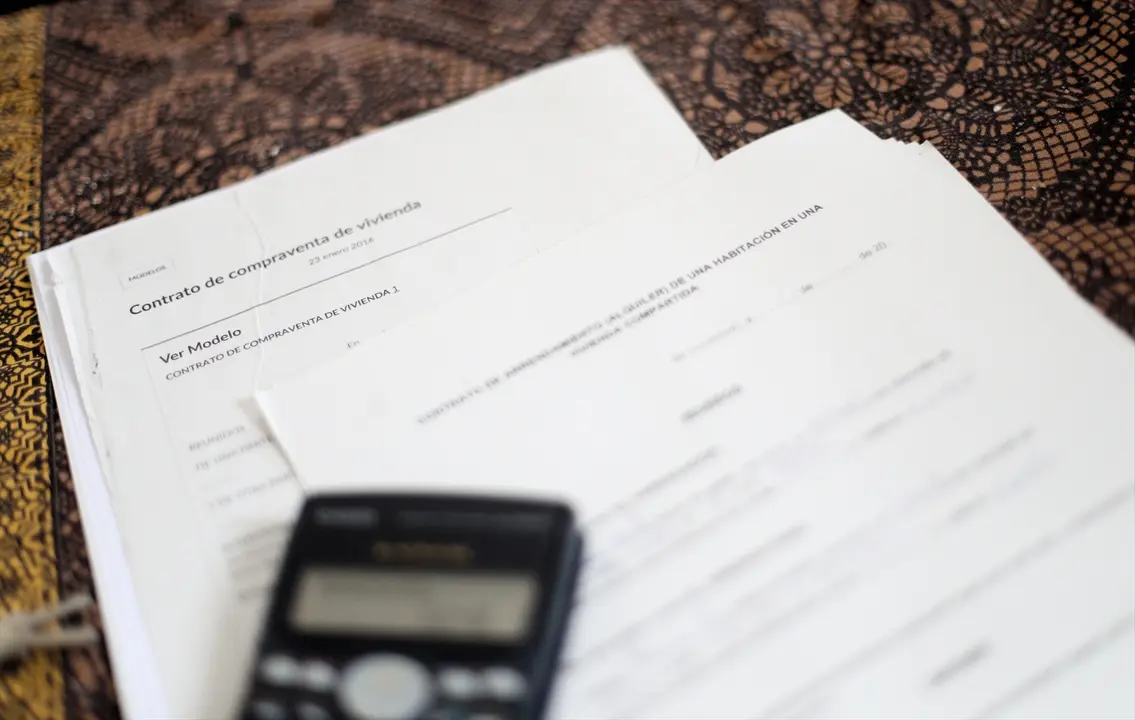 Una calculadora sobre un contrato de compraventa de vivienda y un contrato de arrendamiento (alquiler) de una habitaci&oacute;n en una vivienda compartida. E.P. / Eduardo Parra