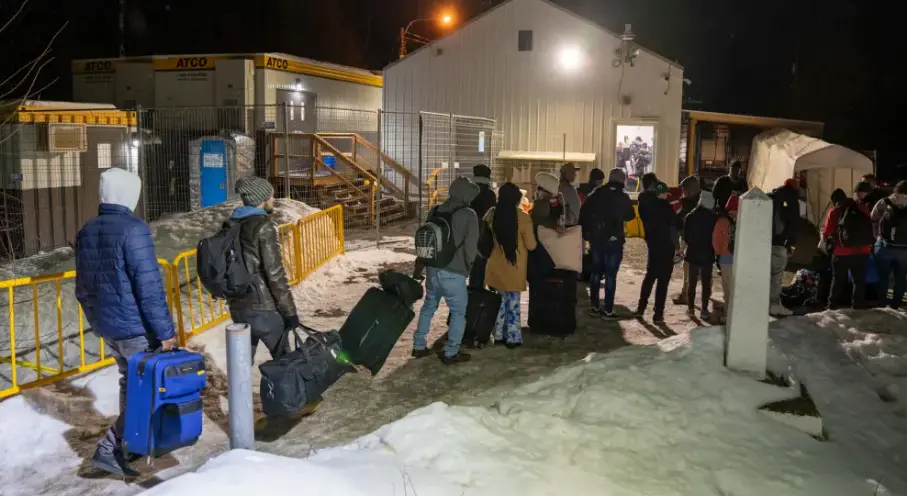 Inmigrantes procedentes de Nueva York con destino a Canad&aacute; llegan el 14 de febrero de 2023 a Plattsburgh, Nueva York (Estados Unidos). EFE/&Aacute;ngel Colmenares