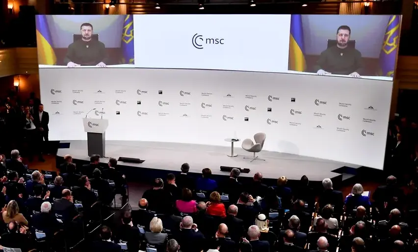 El presidente de Ucrania, Volodymyr Zelensky, interviene por videoconferencia en la apertura de la 59&ordf; Conferencia de Seguridad de Munich (MSC) en Munich, Alemania. EFE / Anna Szilagyi