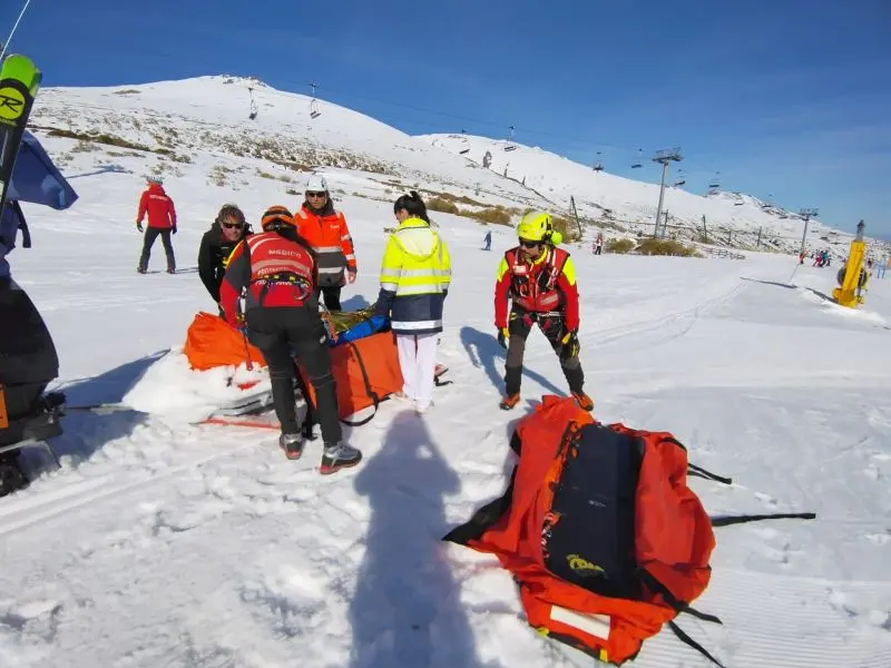Evacuaci&oacute;n del joven herido grave tras sufrir una ca&iacute;da esquiando en Alto Campoo. / 112