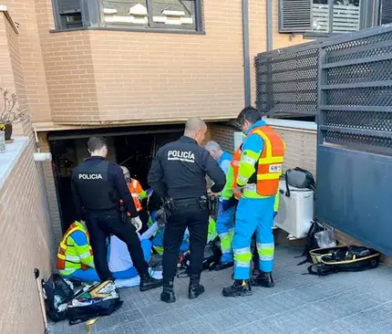 Imagen de los intentos de reanimaci&oacute;n del trabajador que finalmente ha fallecido. / 112