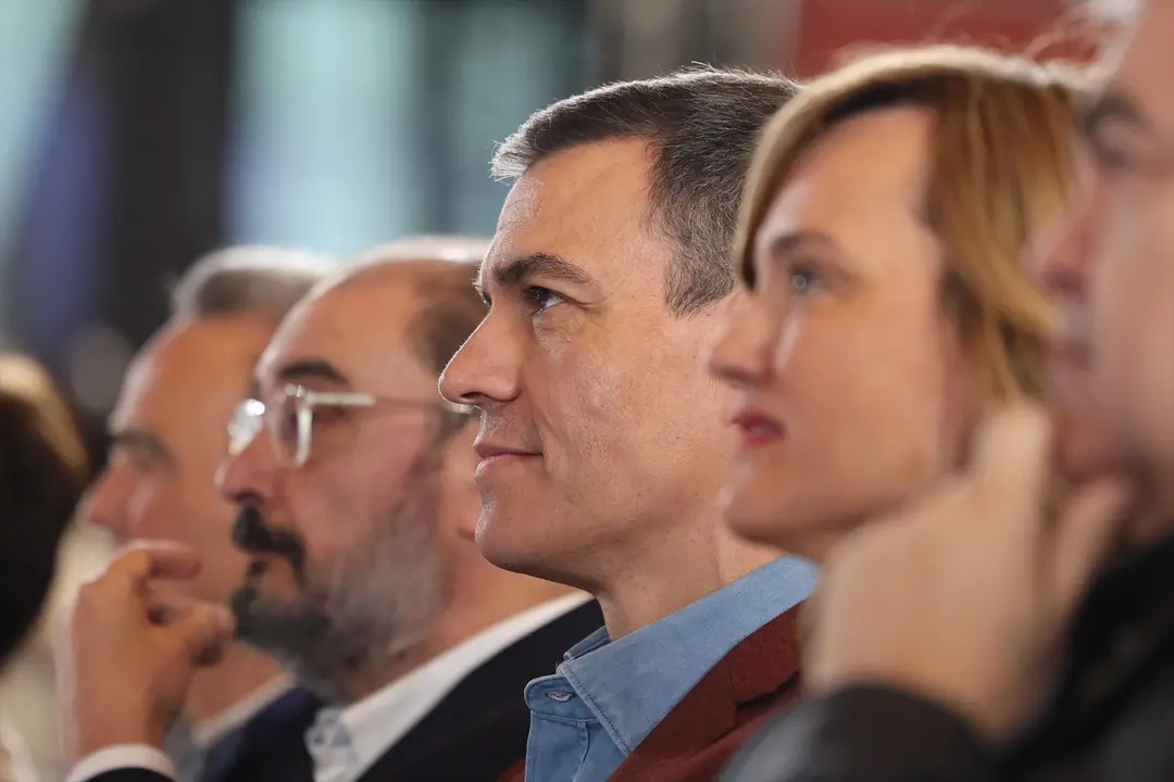 El presidente del Gobierno, Pedro S&aacute;nchez y el secretario general del PSOE Arag&oacute;n, Javier Lamb&aacute;n. E.P. / Fabi&aacute;n Sim&oacute;n