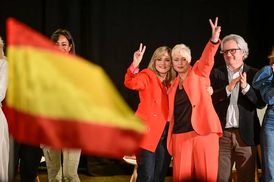 La candidata de Ciudadanos a la alcald&iacute;a de Barcelona, Anna Grau (c-dcha), y la candidata de Ciudadanos a la presidencia del gobierno Balear, Patricia Guasp (c-izda), durante el acto en el que direcci&oacute;n del partido presenta a sus candidatos a las elecciones municipales. EFE / V&iacute;ctor Lerena