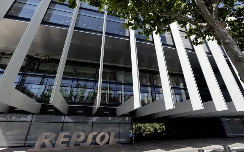 Fachada de la sede de la compa&ntilde;&iacute;a Repsol en Madrid. / Zipi