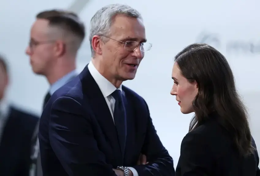 El secretario general de la OTAN, Jens Stoltenberg, habla con la primera ministra de Finlandia, Sanna Marin, durante la conferencia de M&uacute;nich. EFE / Johannes Simon