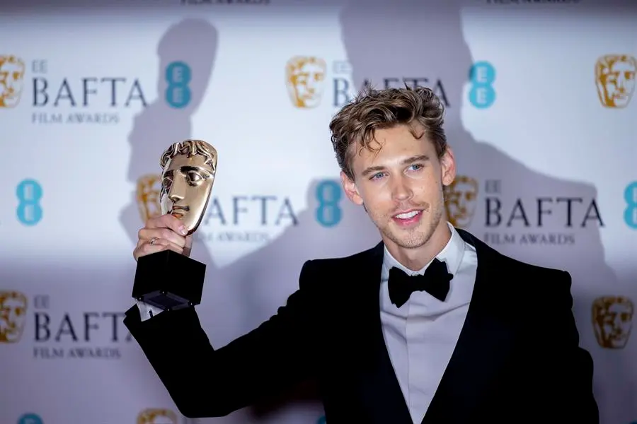 Austin Butler, posa con el el premio Barta al mejor actor por 'Elvis' . EFE/EPA/TOLGA AKMEN