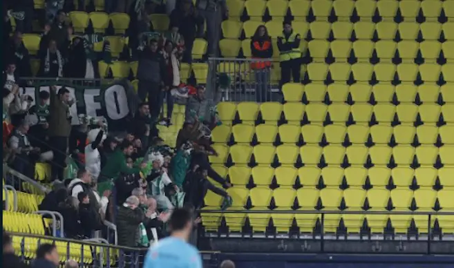 Varios racinguistas durante el partido contra el Villarreal en la Cer&aacute;mica. / LALIGA