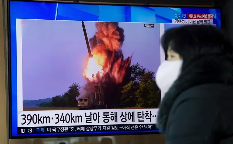 Una mujer sigue por televisi&oacute;n en Se&uacute;l las noticias sobre el lanzamiento de un misil norcoreano. EFE/ Jeon Heon-Kyun