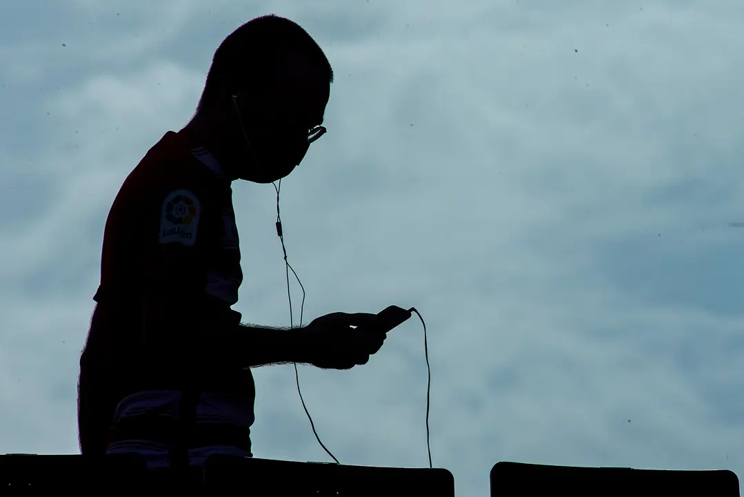 Aficionado escuchando un partido por la radio. / AFP7