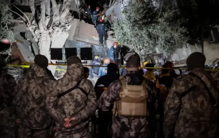 Equipos de rescate buscan posibles v&iacute;ctimas de los &uacute;ltimos terremotos registrados en Hatay, Turqu&iacute;a. EFE/EPA/Erdem Sahin