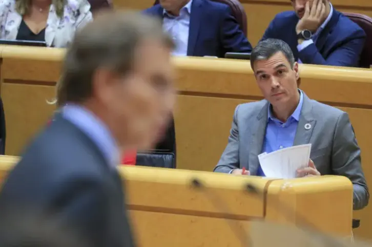El presidente del Gobierno, Pedro S&aacute;nchez, escucha la intervenci&oacute;n del l&iacute;der del PP, Alberto N&uacute;&ntilde;ez Feij&oacute;o (i), en una imagen de archivo. EFE/Fernando Alvarado