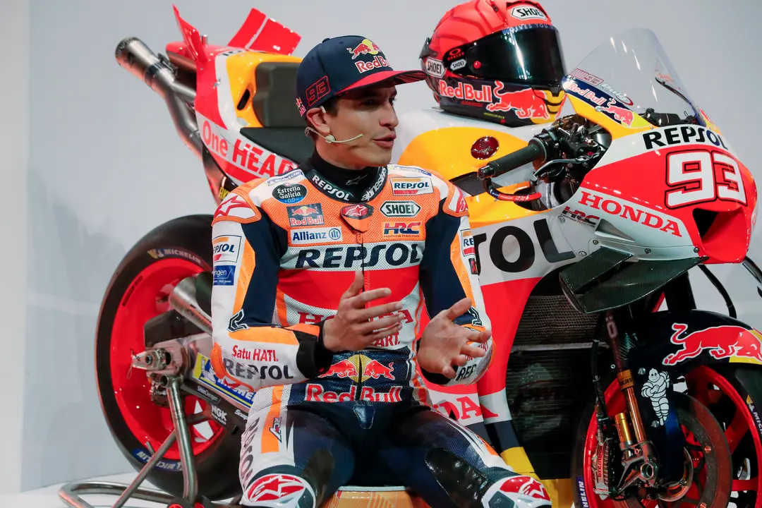 El piloto de MotoGP Marc M&aacute;rquez interviene durante la presentaci&oacute;n oficial del equipo Repsol Honda para el campeonato del mundo de MotoGP de 2023 en Madrid. / Eduardo Oyana