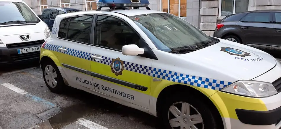 Un veh&iacute;culo de la Polic&iacute;a Local de Santander. / Alerta