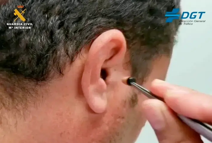 La Guardia Civil detecta a una persona copiando durante el examen del permiso de conducir. / GC