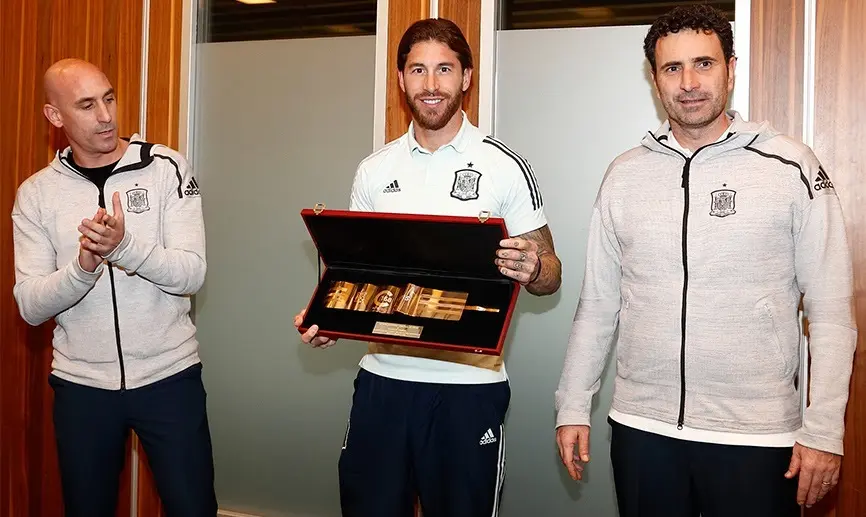 El presidente de la RFEF, Luis Rubiales, y el director deportivo, Jos&eacute; Francisco Molina, entregan el brazalete de gran capit&aacute;n de la selecci&oacute;n espa&ntilde;ola a Sergio Ramos. / RFEF