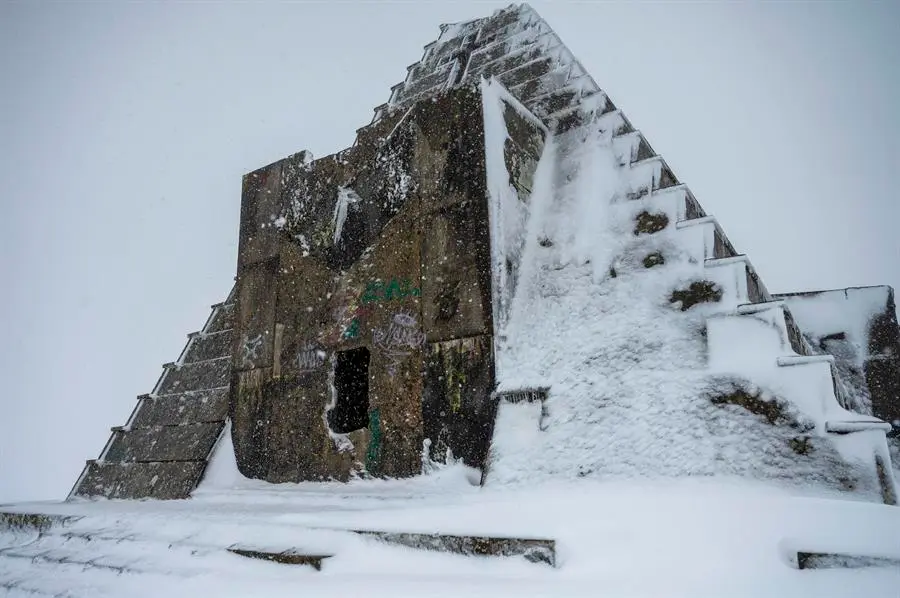 El futuro sobre "La Pir&aacute;mide de los italianos&rsquo;, un mausoleo de 1939 dedicado a 384 militares italianos que murieron en Santander durante la Guerra Civil y ubicado en el Puerto del Escudo, se debate entre el derribo o su reinterpretaci&oacute;n para cumplir con la Ley de Memoria Democr&aacute;tica, aunque no est&aacute; claro quien es su propietario. EFE/ Pedro Puente Hoyos