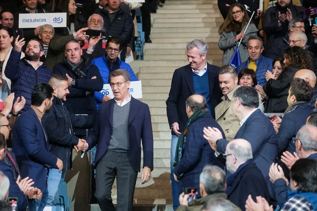 El presidente del Partido Popular, Alberto N&uacute;&ntilde;ez Feij&oacute;o (i), a su llegada a un acto del partido. E.P. / C&eacute;sar Arxina
