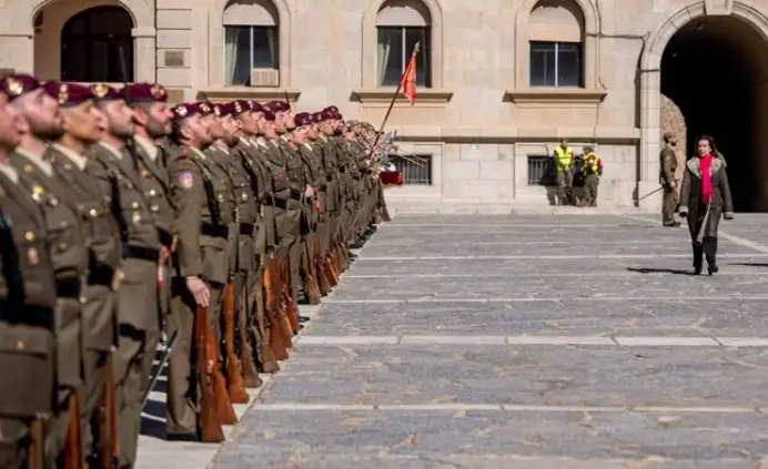 La ministra de Defensa, Margarita Robles, preside el acto en homenaje a los ca&iacute;dos en la guerra de Ucrania este viernes.EFE/ Ismael Herrero