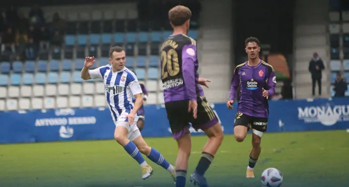 Los jugadores de la Real Sociedad Gimn&aacute;stica de Torrelavega celebran un gol durante un encuentro.