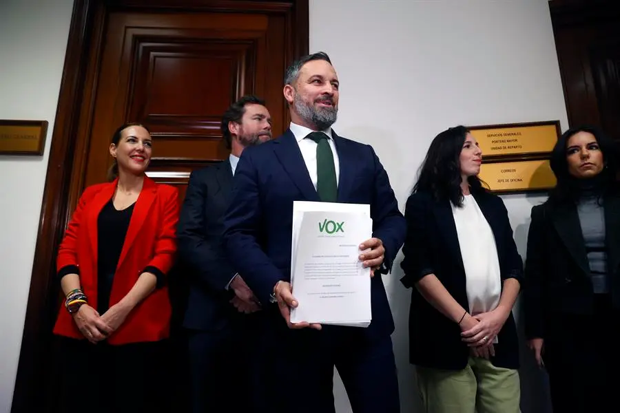 El presidente de Vox, Santiago Abascal (c), acompa&ntilde;ado por su portavoz en el C&aacute;mara Baja, Iv&aacute;n Espinosa de los Monteros (2i), entre otros parlamentarios. EFE / Juan Carlos Hidalgo