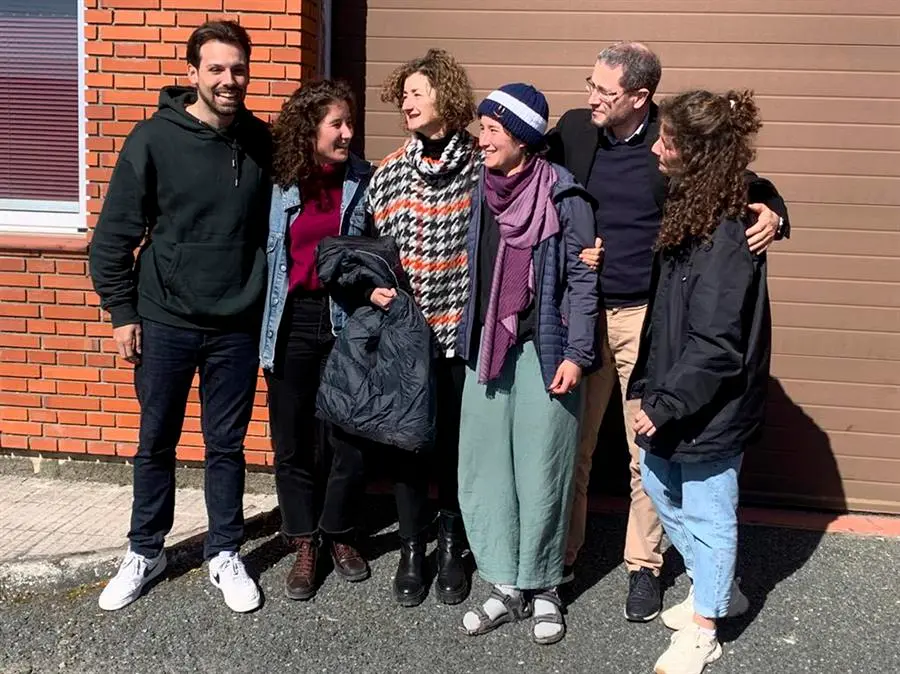 Ana Baneira (3d), encarcelada en Ir&aacute;n desde noviembre bajo la acusaci&oacute;n de participar en las protestas por la muerte de la joven kurda Mahsa Amini y liberada el fin de semana, posa junto a su familia tras llegar este lunes a Galicia. EFE
