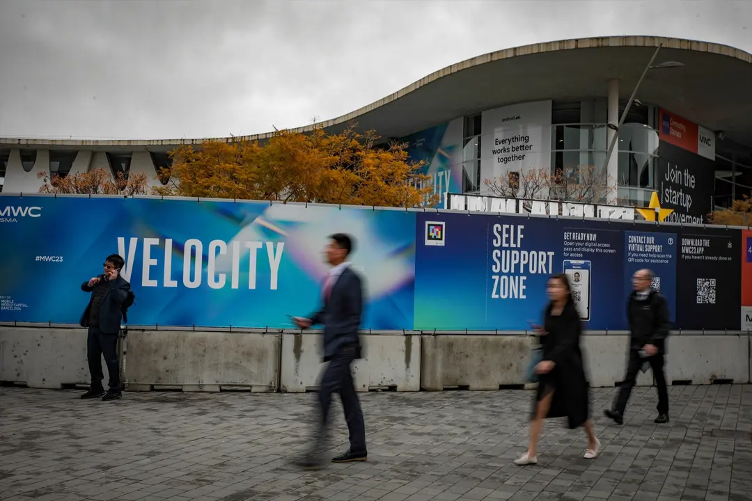 Varias personas a su llegada a la inauguraci&oacute;n del Mobile World Congress (MWC) 2023. E.P. / Kike Rinc&oacute;n