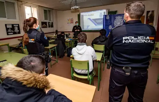 Uno de los talleres sociales que imparte la Polic&iacute;a Nacional. / CNP