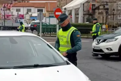 Uno de los agentes de la Guardia Civil, realiza un control a un conductor. / GC