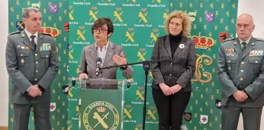 La directora general de la Guardia Civil, Mar&iacute;a G&aacute;mez, expone, en la Comandancia de Segovia, la operaci&oacute;n. / GC