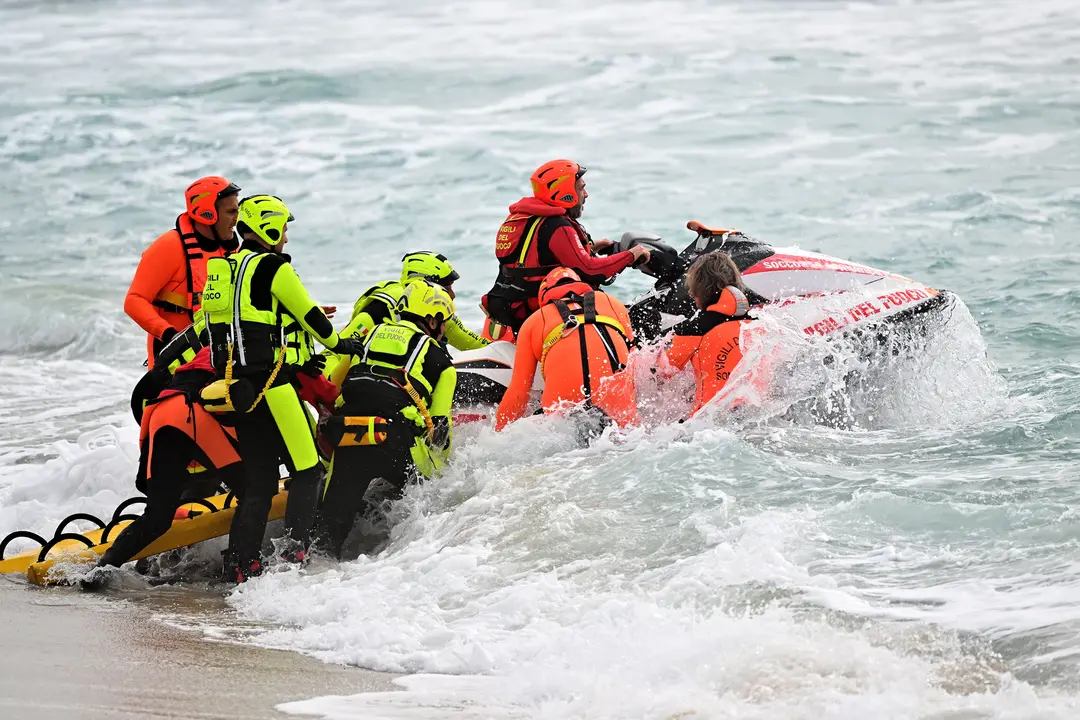 Rescatistas contin&uacute;an la b&uacute;squeda de supervivientes de un bote de migrantes que se hundi&oacute; frente a la playa de Steccato di Cutro, en la costa de Calabria al sur de Italia. EFE/EPA/CARMELO IMBESI