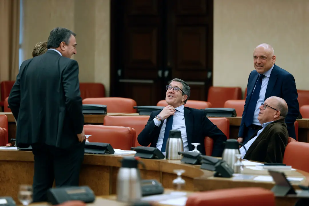 El portavoz del PNV, Aitor Esteban (i), conversa con los socialistas Patxi L&oacute;pez, Rafael Simancas y Jos&eacute; Zaragoza, durante la reuni&oacute;n de la Junta de Portavoces este martes en el Congreso. EFE/ Javier Lizon