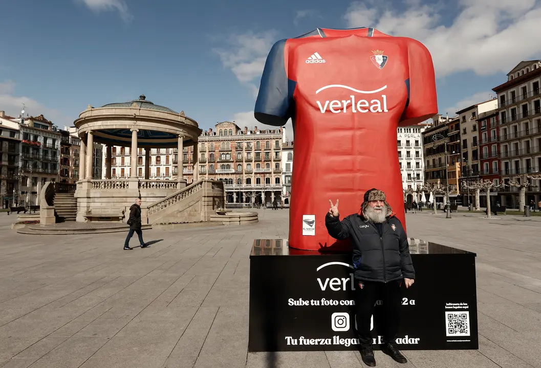 Una enorme camiseta de Osasuna con el dorsal n&uacute;mero 12 a la espalda y la palabra 'Jugamos' ha sido colocada en pleno coraz&oacute;n de Pamplona. / Jes&uacute;s Diges