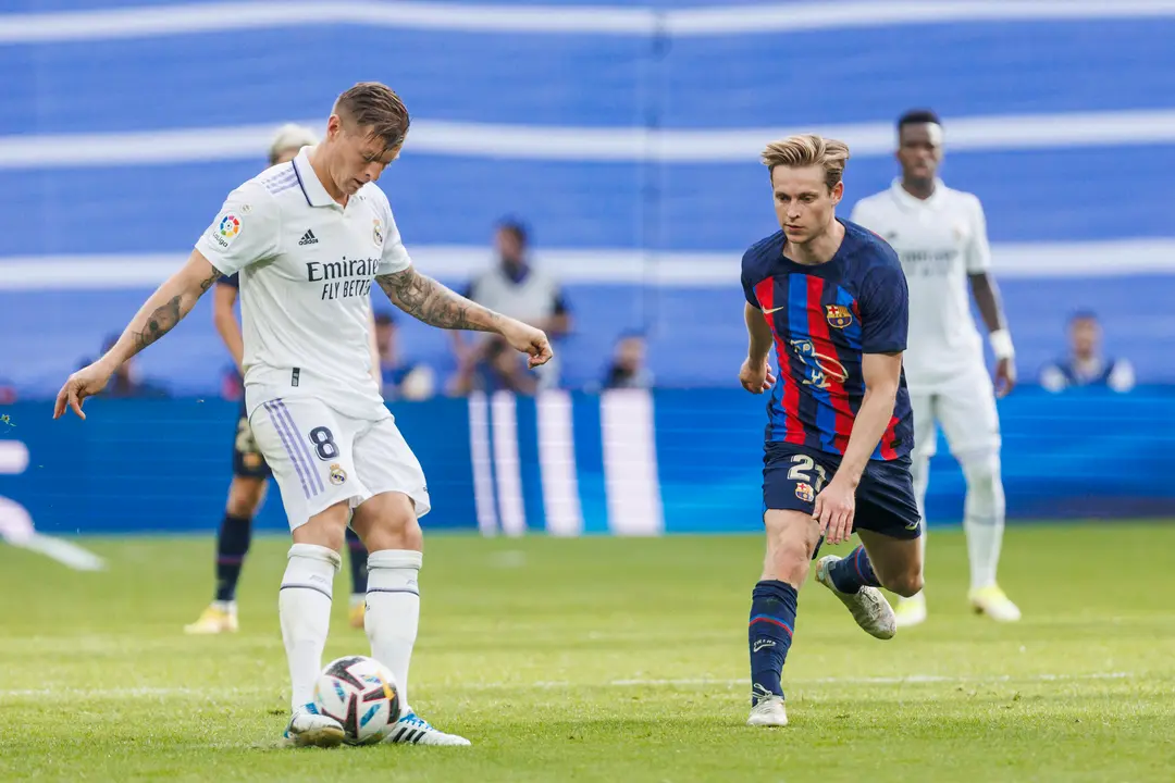 Toni Kroos, del Real Madrid, es presionado por Frenkie de Jong, del Barcelona. / Pablo Garc&iacute;a