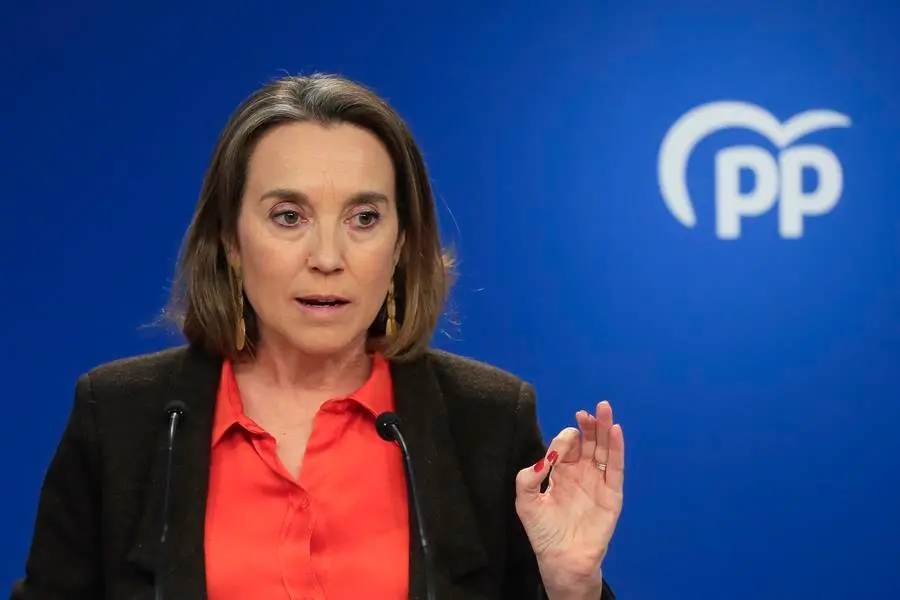 La secretaria general del PP, Cuca Gamarra, en rueda de prensa. EFE / Fernando Alvarado