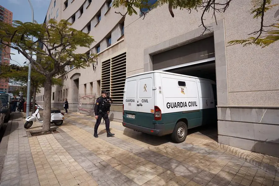 Un veh&iacute;culo de la Guardia Civil entra en el garaje de la Audiencia Provincial de Santa Cruz de Tenerife, donde se interrogaban a implicados en el caso 'Mediador'. EFE / Ram&oacute;n de la Rocha
