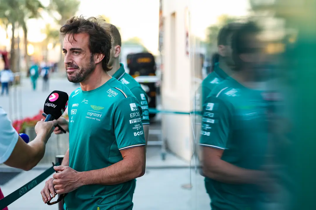 Fernando Alonso, da declaraciones a las prensa. / Florent Gooden