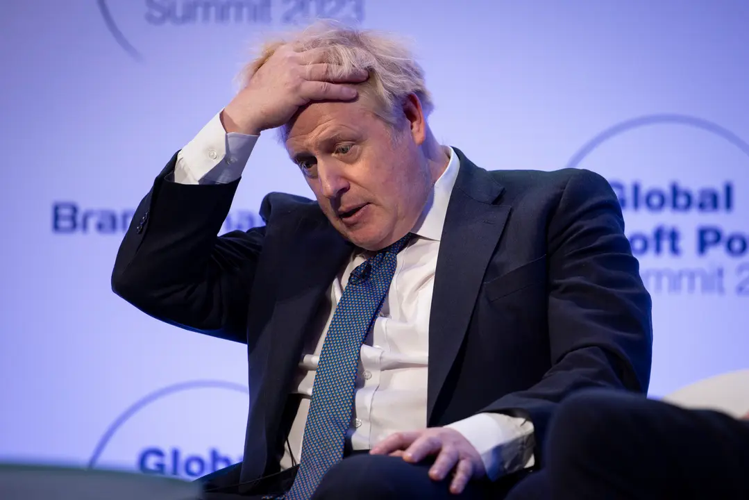El ex primer ministro brit&aacute;nico Boris Johnson habla en Global Soft Power Summit 2023 de Londres, este jueves. EFE/EPA /TOLGA AKMEN
