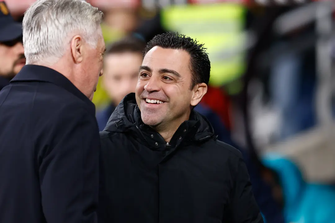 Xavi Hernandez, entrenador del Barcelona, saluda al t&eacute;cnico del Real Madrid, Carlo Ancelotti, antes del comienzo del partido entre los blancos y los blaugrana. /  AFP7